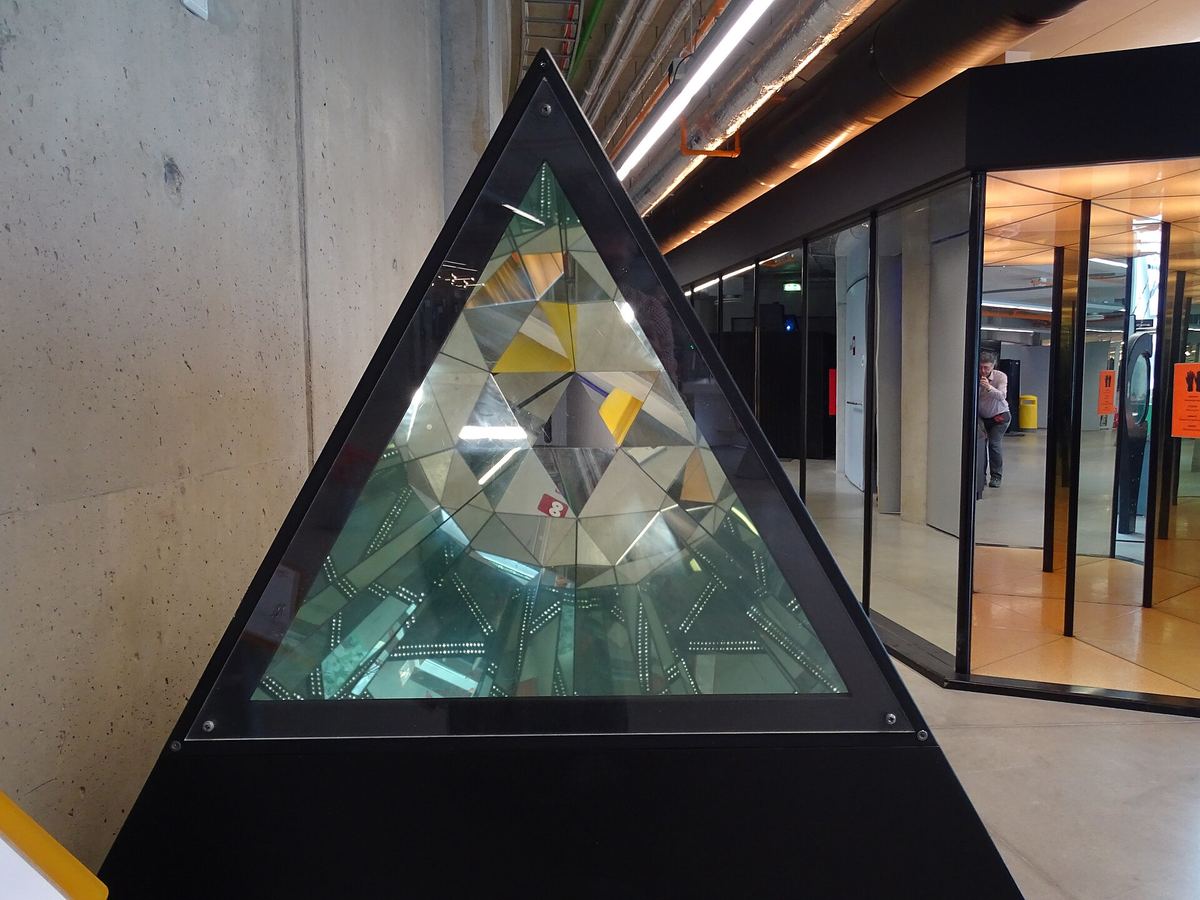 Kaleidoskop im Großformat: eine öffentliche Spiegelinstallation.